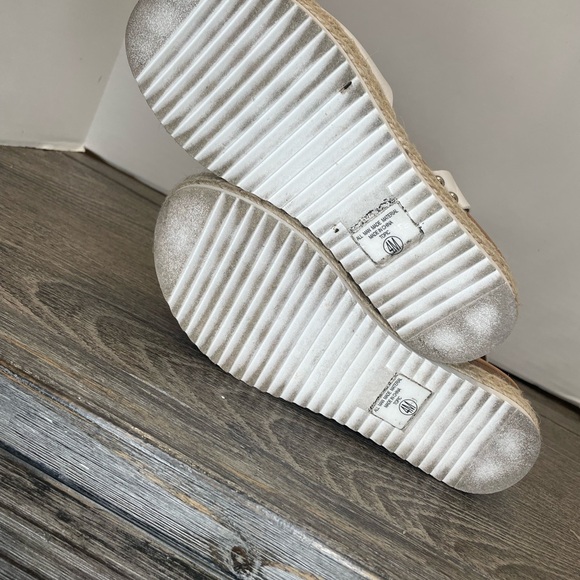 SODA child White Espadrille Sandals size 4. Flatform wedge open toe. Pre-owned - Picture 6 of 6